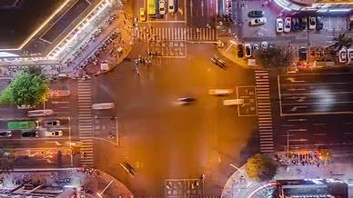 4k实拍城市交通夜景繁忙的十字路口车流夜视频的预览图
